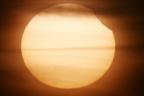 Unter Strom durch die Sonnenfinsternis