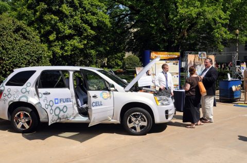Wasserstoff im Auto: Verbrenner oder Brennstoffzelle?