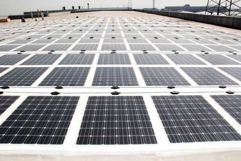 Rahmenfreie PV-Folienmodule auch für flache Dächer
