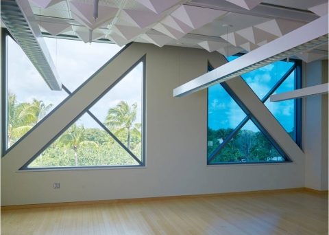 Elektrochromes Glas reguliert Lichtdurchlässigkeit auf Knopfdruck
