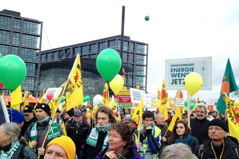 16.000 bei Energiewende-Demonstration im Berliner Regierungsviertel