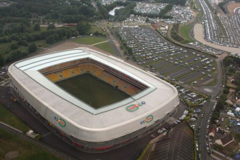 Erstes Spiel einer Fußball-Weltmeisterschaft in einem Solar-Stadion
