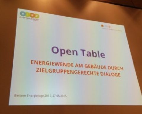 Mitdiskutieren beim Open-Table zur Kommunikation energetischer Gebäudesanierung
