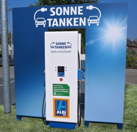 Aldi Süd mit kostenlosen Schnellladesäulen für Elektroautos – Business Case verstanden!