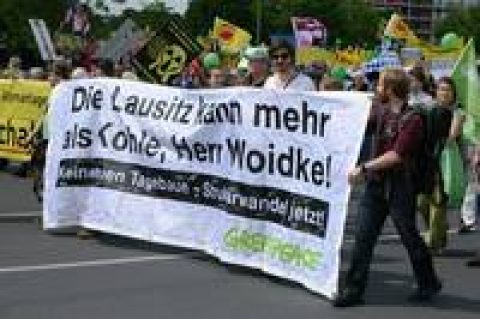 Klimaschützer zur Demo vor Braunkohlekraftwerk Jänschwalde