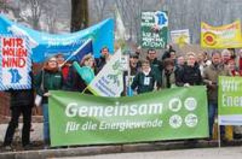 Windkraftbefürworter demonstrieren, CSU diskutiert