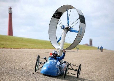 Kleinwindanlagen auf Autos montieren und gegen den Wind fahren