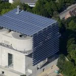 Der Energiebunker in Hamburg ist mit seinen 2.000 Kubikmeter Pufferspeicher, der 3.000 Haushalte mit Wärme versorgen kann, ein Beispiel für die Speicherkomponente in einem hybriden Wärmenetz. Foto: Ritter XL Solar