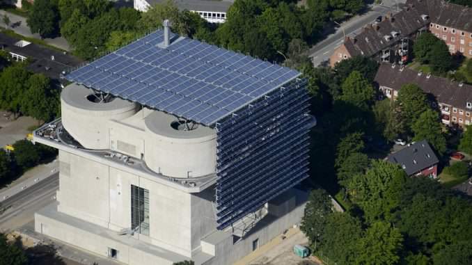 Der Energiebunker in Hamburg ist mit seinen 2.000 Kubikmeter Pufferspeicher, der 3.000 Haushalte mit Wärme versorgen kann, ein Beispiel für die Speicherkomponente in einem hybriden Wärmenetz. Foto: Ritter XL Solar