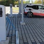 Bei entsprechend großer Auslegung einer PV-Anlage lässt sich auch ein Großverbraucher wie ein E-Mobil mit einbinden. Foto: Urbansky