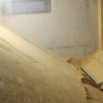 Blick in ein Pelletlager. Gut zu erkennen sind die Schrägen, die das Nachrutschen der Pellets gewährleisten. Foto: Urbansky