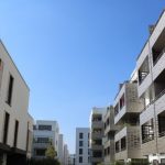 Vollautomatische Verschattungen (links) und vorgehängte Fassadenteile an Balkonen mildern die Hitzeeinstrahlung. Foto: Urbansky