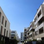 Rollläden (links) oder bauliche Überhänge sind zwei Möglichkeiten, mit Verschattung die Sonneneinstrahlung in einen Baukörper zu reduzieren. Foto: Urbansky