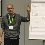 Christian Keil erläutert den Bau eines Strohballenhauses. Foto: Urbansky