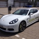 Ein Porsche an der Stromzapfsäule – ein Anblick, an dem man sich gewöhnen muss. Foto: Urbansky