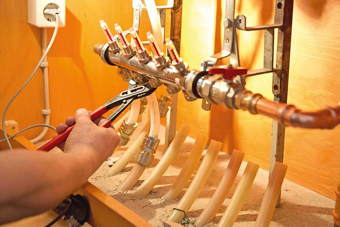 Beim Umstieg auf eine Wärmepumpe sind Flächenheizungen besser geeignet. Foto: ZVSHK