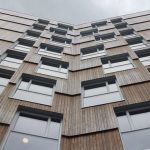 Fertigteil-Fassaden aus Holz dämmen nicht nur, sondern können auch mit einer Holzverkleidung sehr gut aussehen. Foto: Pro Holz Austria