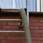 Die Einblasdämmung ist ein probates Mittel, um zweischalige Mauerwerke sinnvoll zu dämmen. Doch das Verfahren birgt auch Gefahren. Foto: Ecobfibre