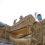 Bau eines Hauses, bei dem die Strohballen die tragende Konstruktion darstellen. Foto: Christian Keil / Strawalz.de