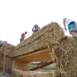 Beim Strohballenbau werden an den Plätzen für Fenster und Türen Holzrahmen eingelassen. Foto: Christian Keil / strawalz
