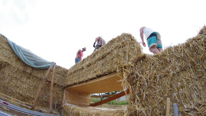 Beim Strohballenbau werden an den Plätzen für Fenster und Türen Holzrahmen eingelassen. Foto: Christian Keil / strawalz