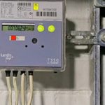 Smart Meter und Fernwärmezähler im Heizungskeller des Roten Rathauses in Berlin. Von hier aus startet die smarte Überwachung des Berliner Fernwärmenetzes. Foto: Pedro Becerra / Vattenfall