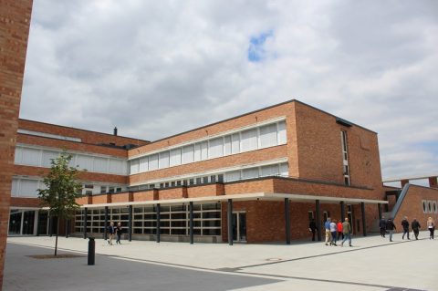 Wär­me­pumpe kann in Schul­neu­bau gleich­zei­tig heizen und kühlen