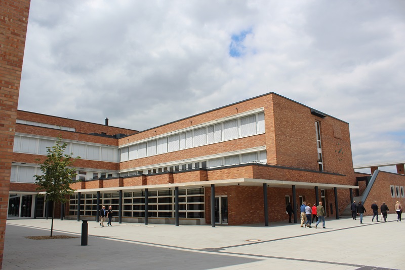 Dieses Schulgebäude wird mittels Geothermie beheizt und gekühlt. Foto: Urbansky