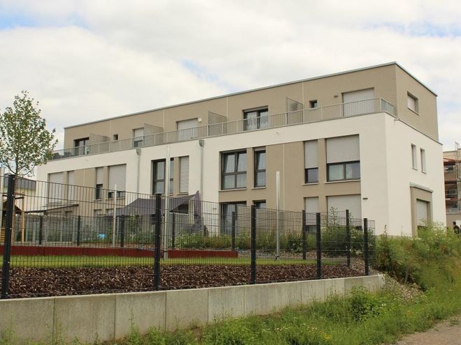 Mehrere dieser Wohngebäude werden in Haßfurt mittels eines kalten Wärmenetzes versorgt. In jedem Gebäude erzeugt eine Wärmepumpe die nötigen Betriebstemperaturen. Foto: Urbansky