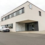 Wird mittels Abwärme versorgt: Gewerbegebäude der ÜZ Lülsfeld. Foto: BWP