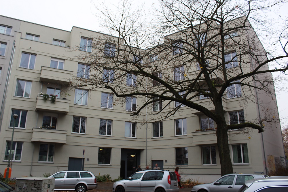 Wird mit Pellets beheizt. Mehrfamilienhaus in Pankow. Foto: Urbansky