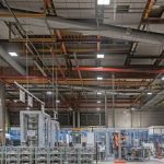 Mit LEDs ausgerüstete Produktionshalle. Die Energieeinsparungen betrugen gut 70 Prozent und amortisierten nach wenigen Monaten die Investition. Foto: Waldmann